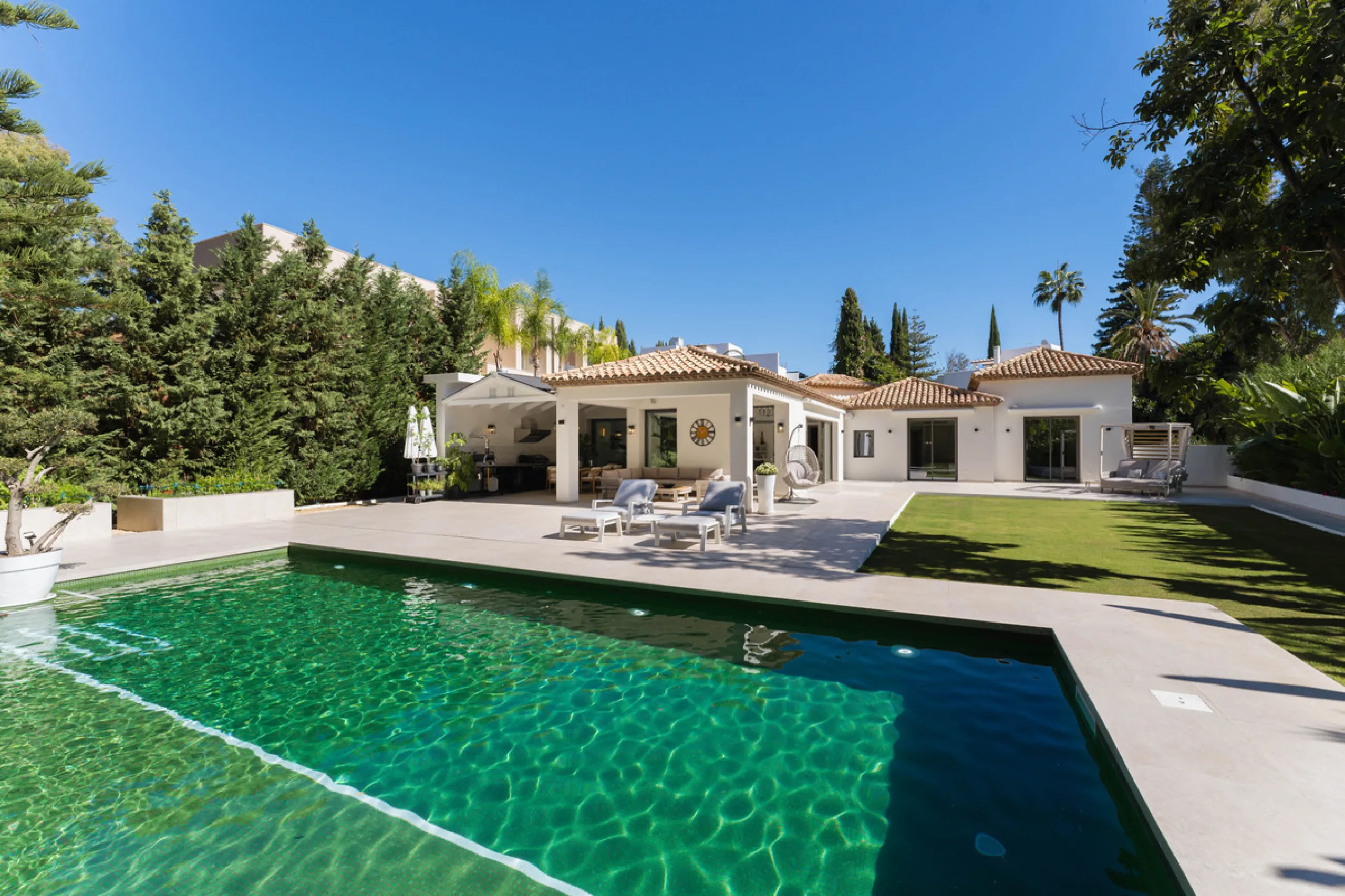 Elegant contemporary five bedroom villa for sale in the highly desirable neighbourhood of La Cerquilla, Nueva Andalucía. Renovated in 2025, this villa offers modern luxury living, functional design and elegant interior detailing.