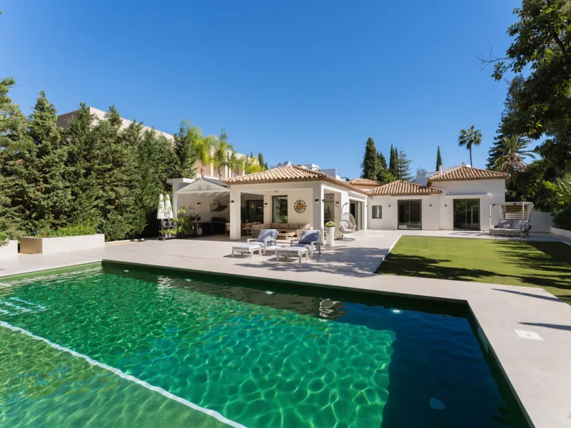 Elegant contemporary five bedroom villa for sale in the highly desirable neighbourhood of La Cerquilla, Nueva Andalucía. Renovated in 2025, this villa offers modern luxury living, functional design and elegant interior detailing.