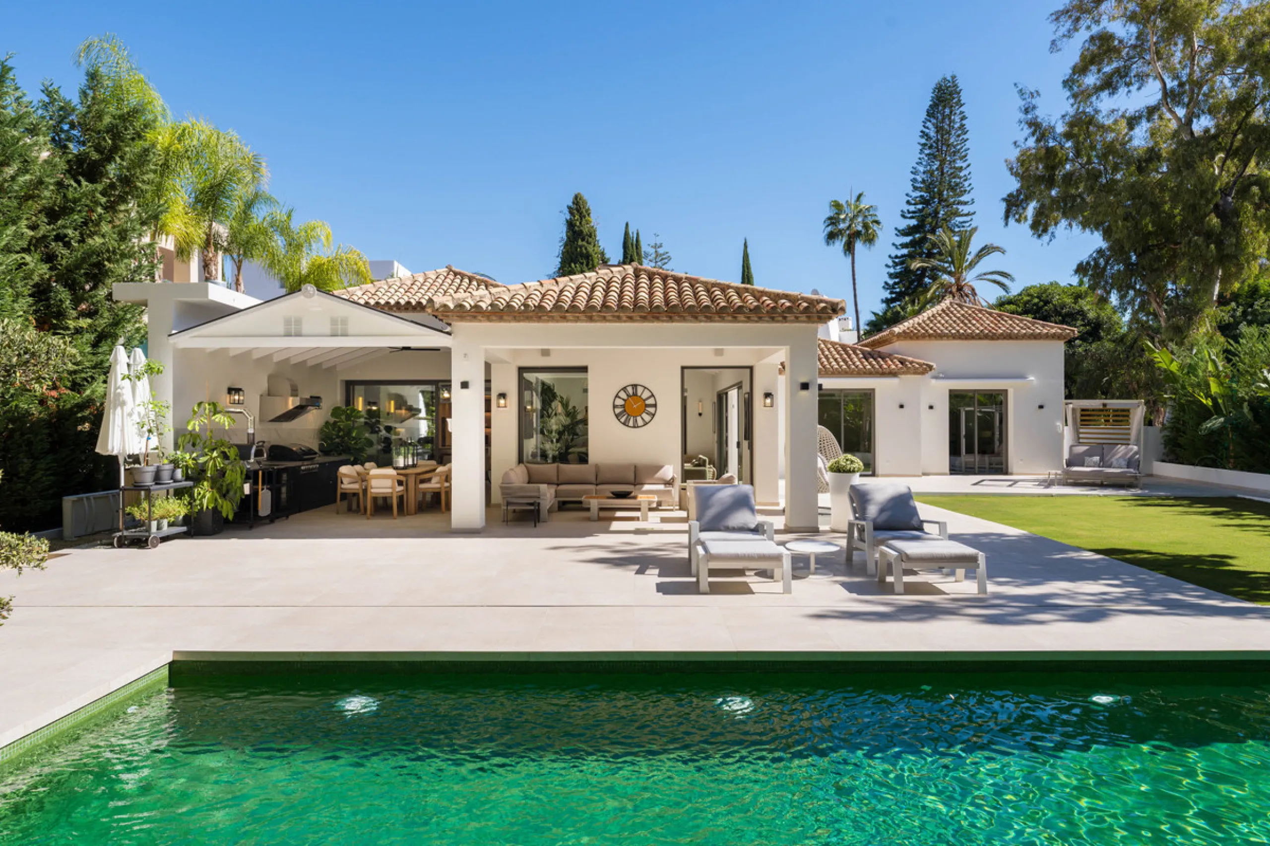 Elegant contemporary five bedroom villa for sale in the highly desirable neighbourhood of La Cerquilla, Nueva Andalucía. Renovated in 2025, this villa offers modern luxury living, functional design and elegant interior detailing.