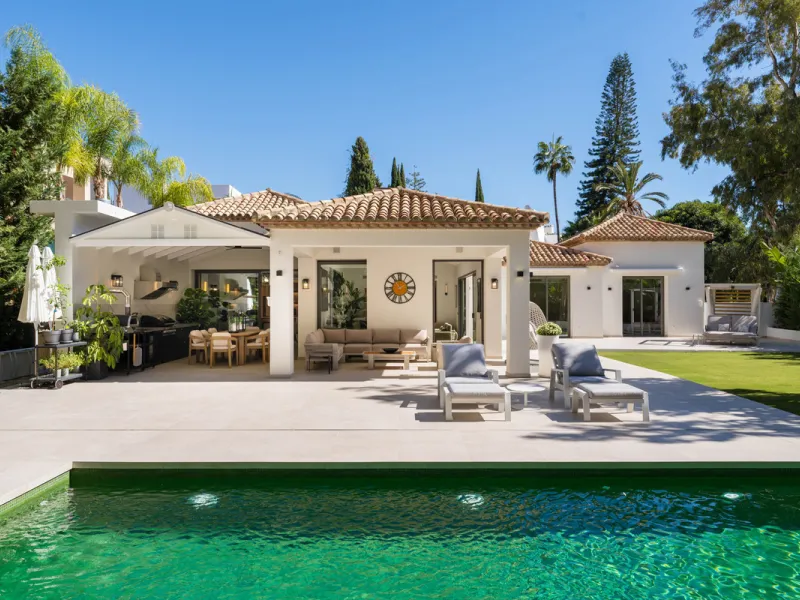 Elegant contemporary five bedroom villa for sale in the highly desirable neighbourhood of La Cerquilla, Nueva Andalucía. Renovated in 2025, this villa offers modern luxury living, functional design and elegant interior detailing.