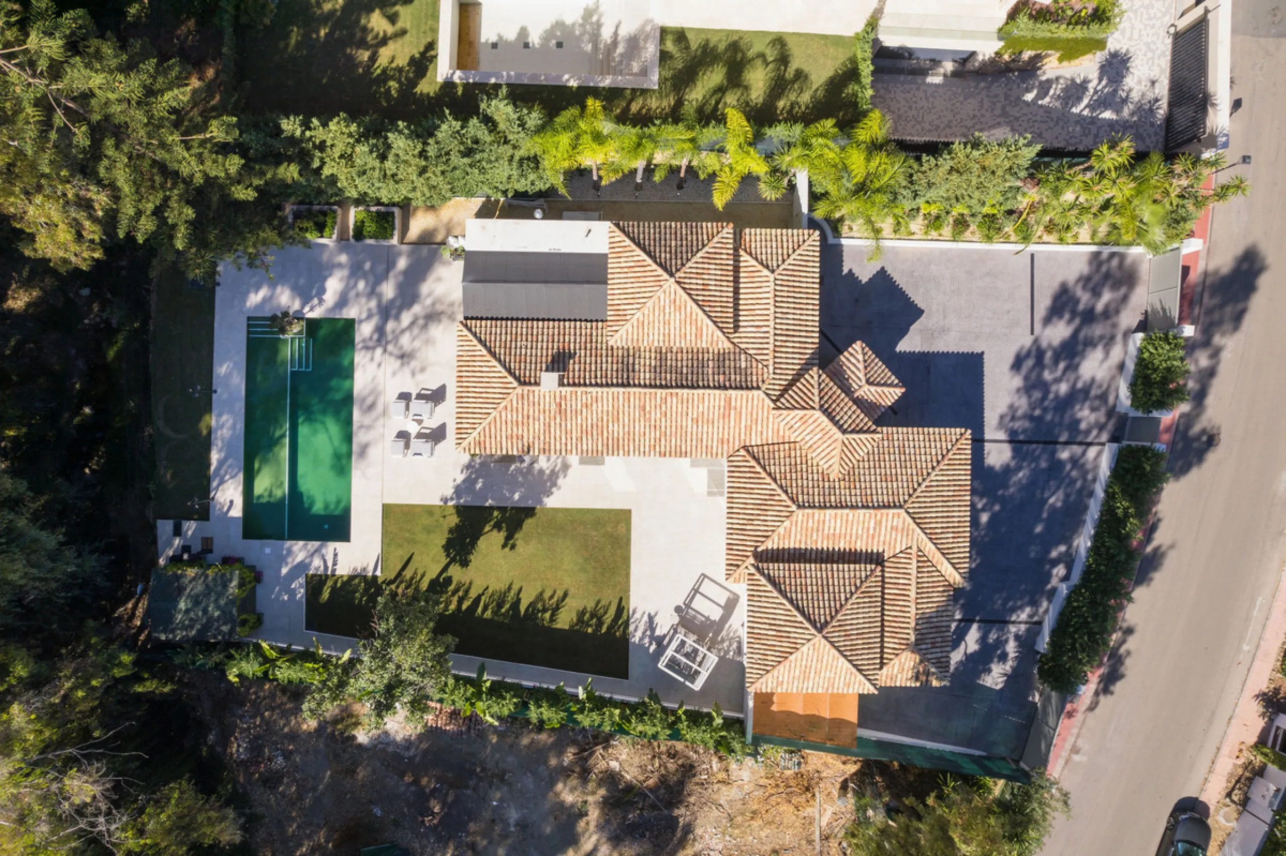 Elegant contemporary five bedroom villa for sale in the highly desirable neighbourhood of La Cerquilla, Nueva Andalucía. Renovated in 2025, this villa offers modern luxury living, functional design and elegant interior detailing.