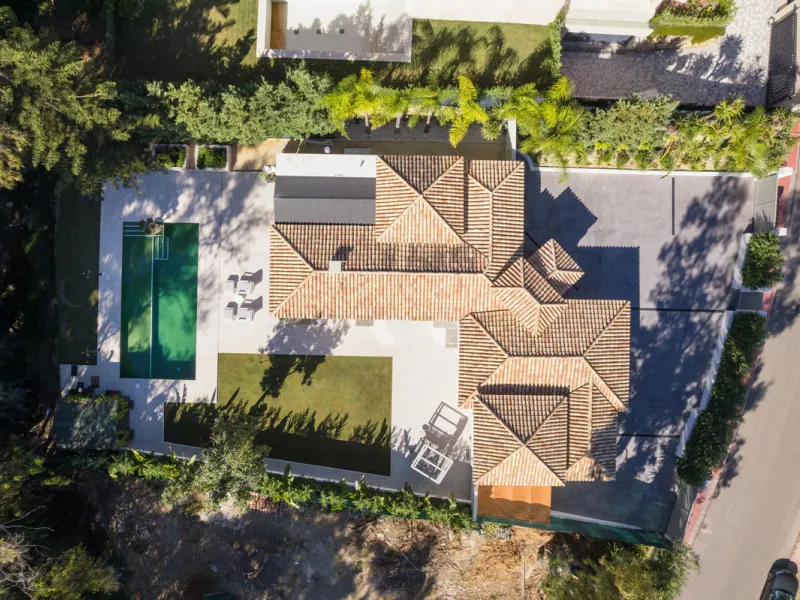 Elegant contemporary five bedroom villa for sale in the highly desirable neighbourhood of La Cerquilla, Nueva Andalucía. Renovated in 2025, this villa offers modern luxury living, functional design and elegant interior detailing.