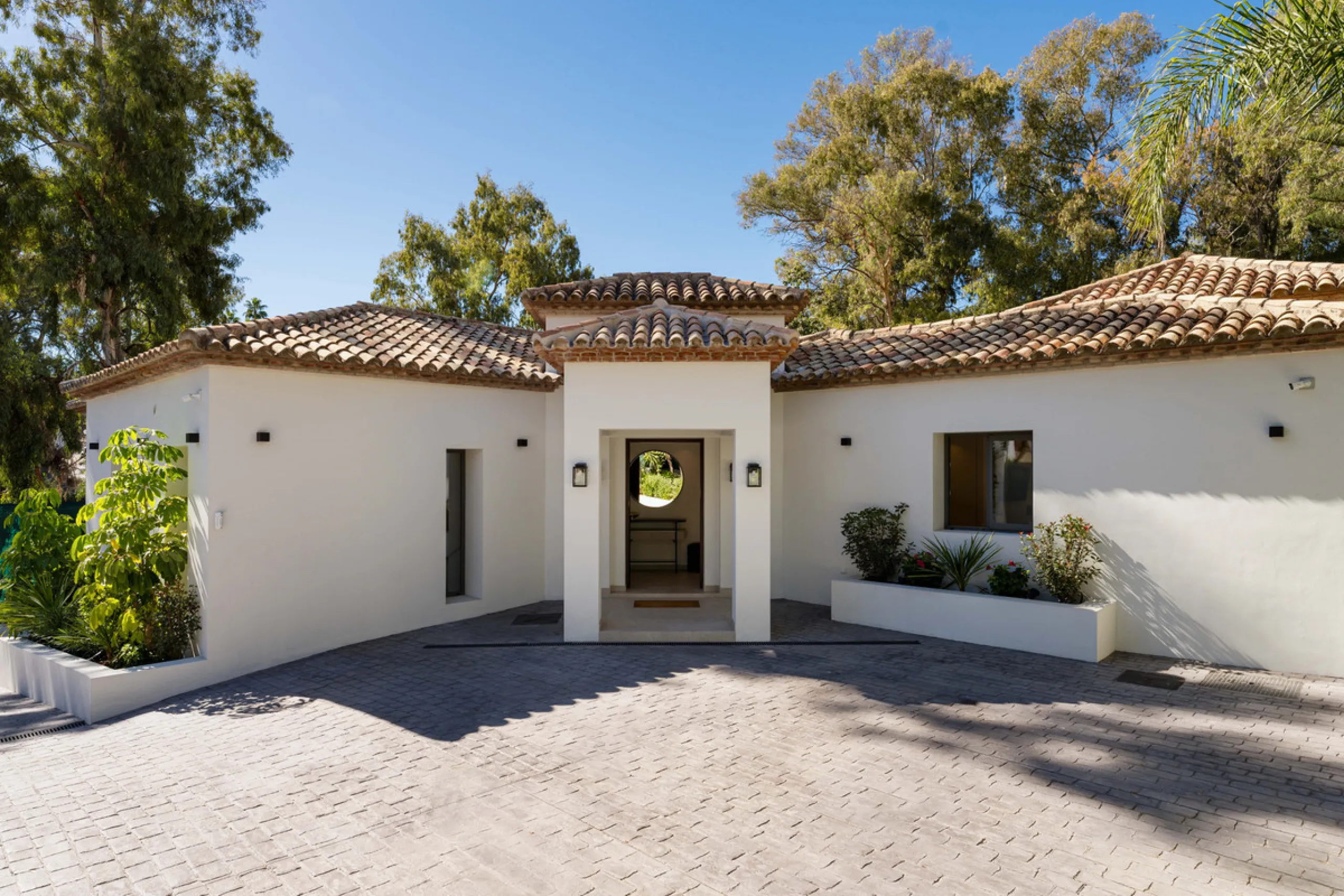 Elegant contemporary five bedroom villa for sale in the highly desirable neighbourhood of La Cerquilla, Nueva Andalucía. Renovated in 2025, this villa offers modern luxury living, functional design and elegant interior detailing.