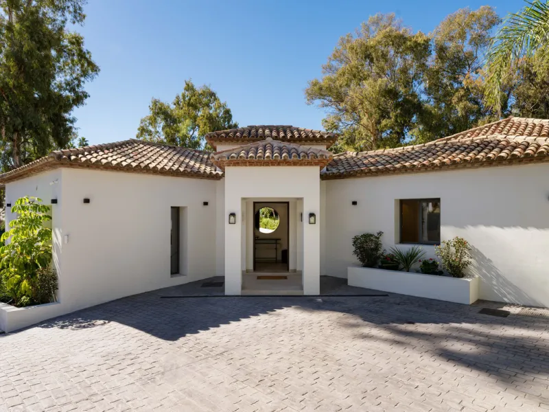Elegant contemporary five bedroom villa for sale in the highly desirable neighbourhood of La Cerquilla, Nueva Andalucía. Renovated in 2025, this villa offers modern luxury living, functional design and elegant interior detailing.