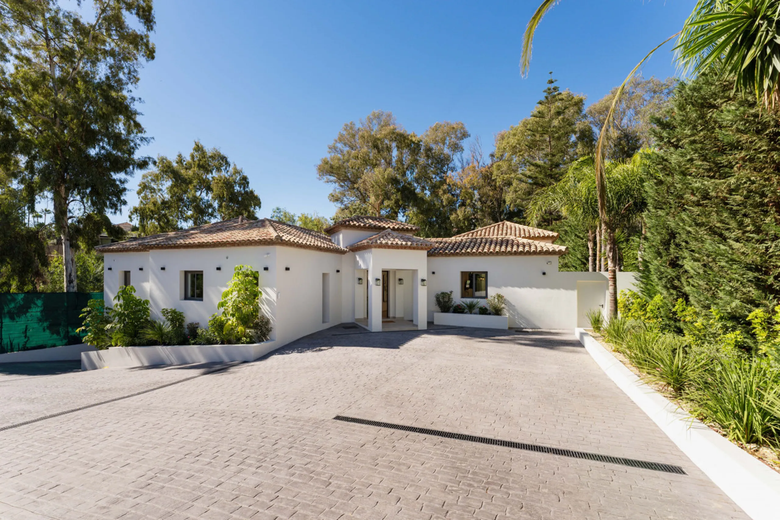 Elegant contemporary five bedroom villa for sale in the highly desirable neighbourhood of La Cerquilla, Nueva Andalucía. Renovated in 2025, this villa offers modern luxury living, functional design and elegant interior detailing.