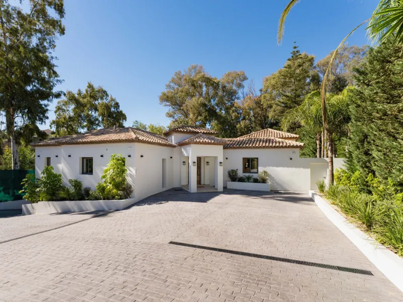 Elegant contemporary five bedroom villa for sale in the highly desirable neighbourhood of La Cerquilla, Nueva Andalucía. Renovated in 2025, this villa offers modern luxury living, functional design and elegant interior detailing.