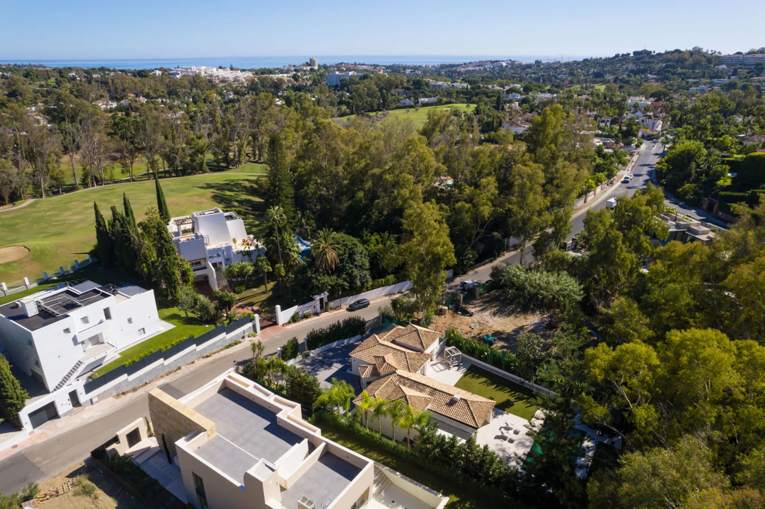 Elegant contemporary five bedroom villa for sale in the highly desirable neighbourhood of La Cerquilla, Nueva Andalucía. Renovated in 2025, this villa offers modern luxury living, functional design and elegant interior detailing.