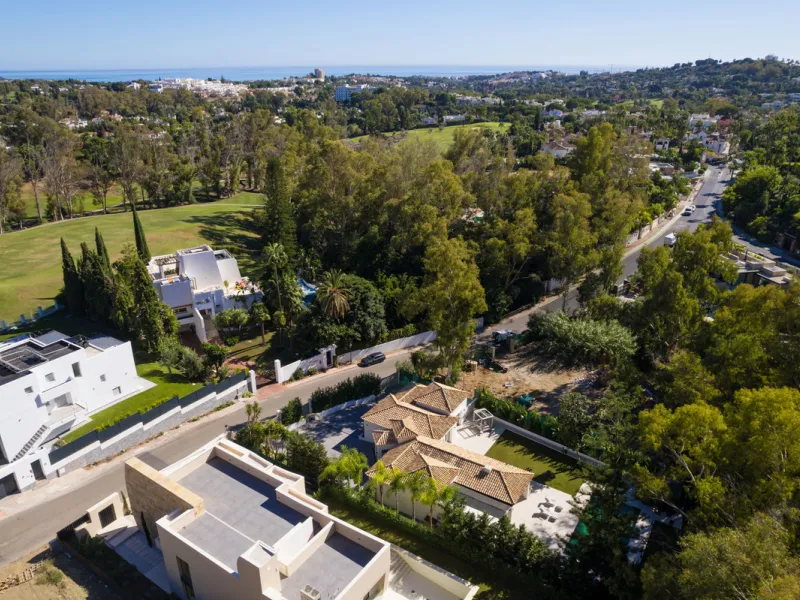 Elegant contemporary five bedroom villa for sale in the highly desirable neighbourhood of La Cerquilla, Nueva Andalucía. Renovated in 2025, this villa offers modern luxury living, functional design and elegant interior detailing.