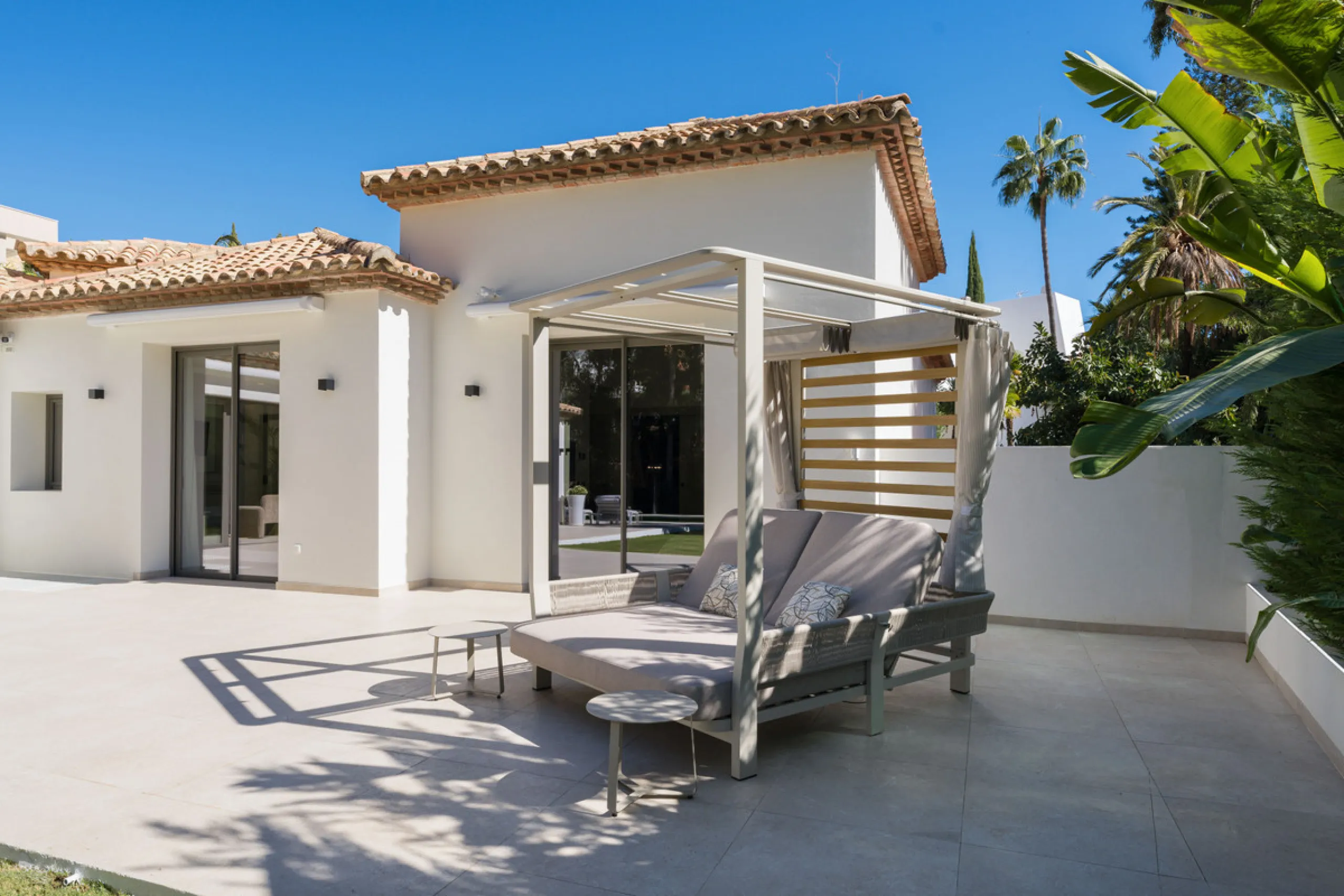 Elegant contemporary five bedroom villa for sale in the highly desirable neighbourhood of La Cerquilla, Nueva Andalucía. Renovated in 2025, this villa offers modern luxury living, functional design and elegant interior detailing.