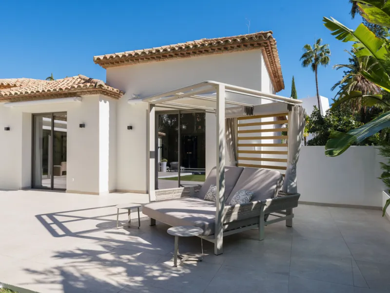 Elegant contemporary five bedroom villa for sale in the highly desirable neighbourhood of La Cerquilla, Nueva Andalucía. Renovated in 2025, this villa offers modern luxury living, functional design and elegant interior detailing.