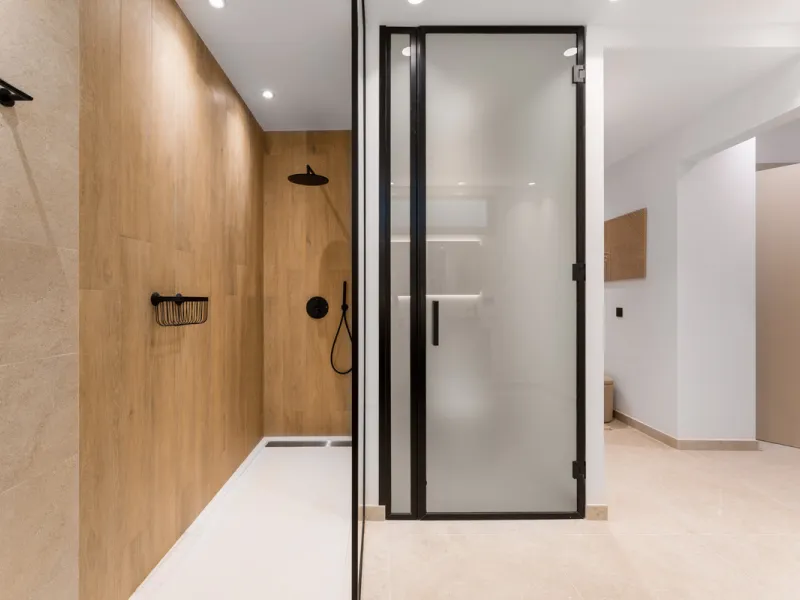 Elegant contemporary five bedroom villa for sale in the highly desirable neighbourhood of La Cerquilla, Nueva Andalucía. Renovated in 2025, this villa offers modern luxury living, functional design and elegant interior detailing.