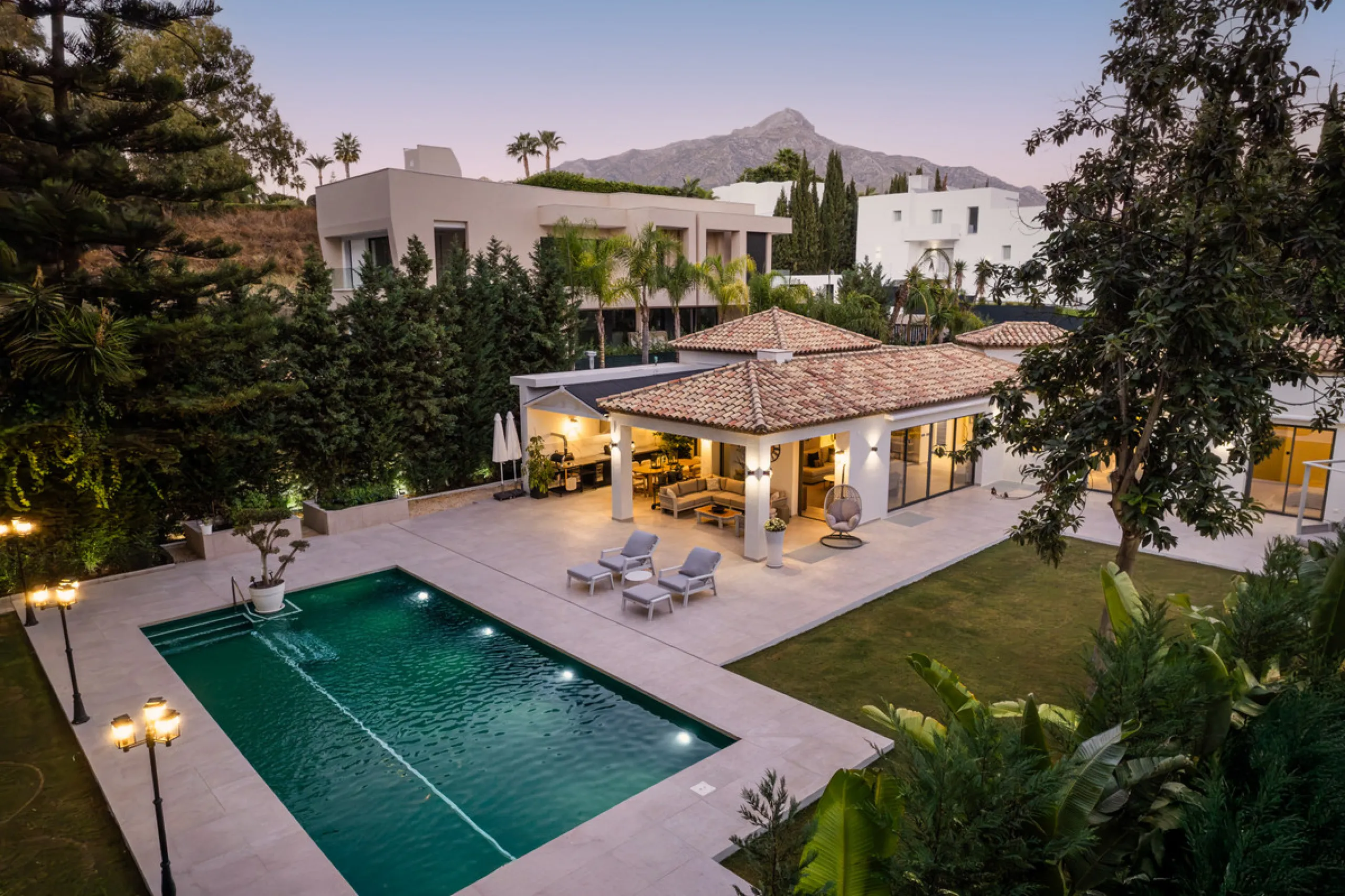 Elegant contemporary five bedroom villa for sale in the highly desirable neighbourhood of La Cerquilla, Nueva Andalucía. Renovated in 2025, this villa offers modern luxury living, functional design and elegant interior detailing.
