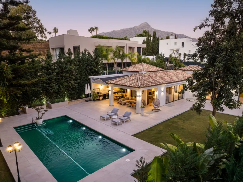 Elegant contemporary five bedroom villa for sale in the highly desirable neighbourhood of La Cerquilla, Nueva Andalucía. Renovated in 2025, this villa offers modern luxury living, functional design and elegant interior detailing.