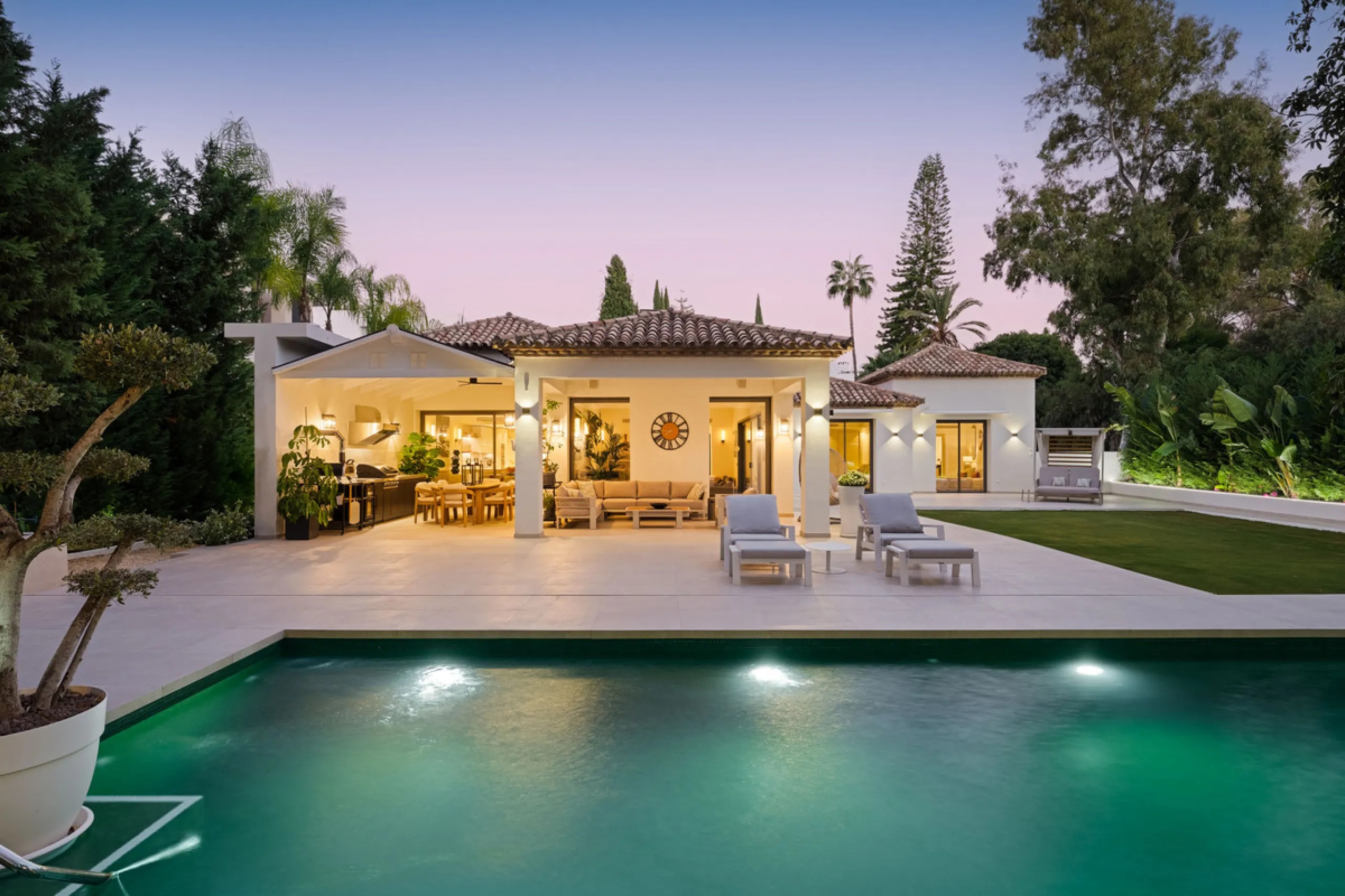 Elegant contemporary five bedroom villa for sale in the highly desirable neighbourhood of La Cerquilla, Nueva Andalucía. Renovated in 2025, this villa offers modern luxury living, functional design and elegant interior detailing.