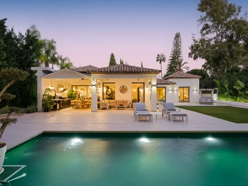 Elegant contemporary five bedroom villa for sale in the highly desirable neighbourhood of La Cerquilla, Nueva Andalucía. Renovated in 2025, this villa offers modern luxury living, functional design and elegant interior detailing.