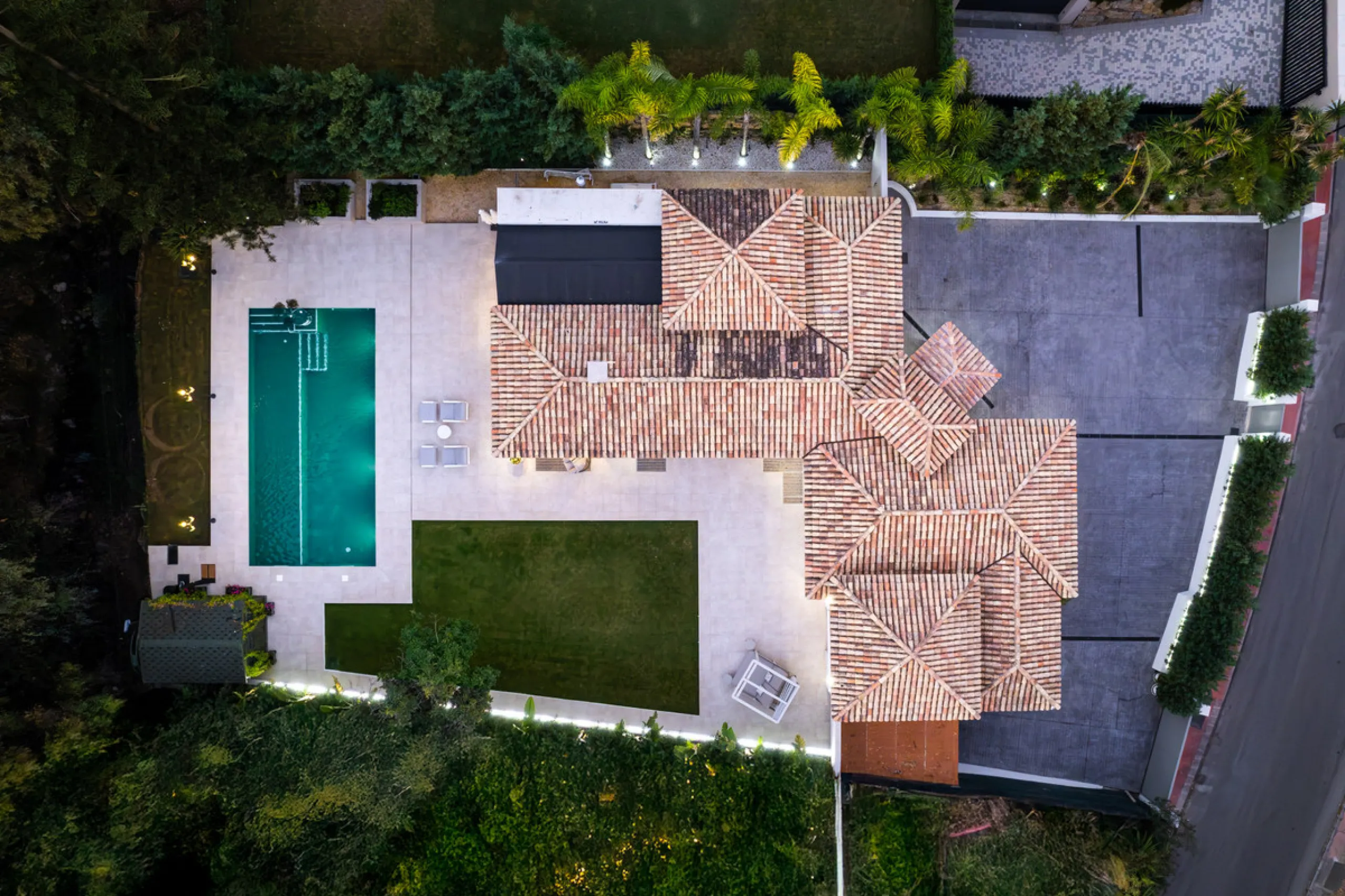 Elegant contemporary five bedroom villa for sale in the highly desirable neighbourhood of La Cerquilla, Nueva Andalucía. Renovated in 2025, this villa offers modern luxury living, functional design and elegant interior detailing.