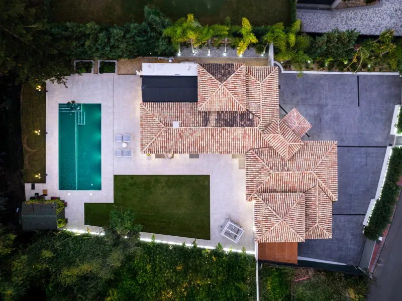 Elegant contemporary five bedroom villa for sale in the highly desirable neighbourhood of La Cerquilla, Nueva Andalucía. Renovated in 2025, this villa offers modern luxury living, functional design and elegant interior detailing.