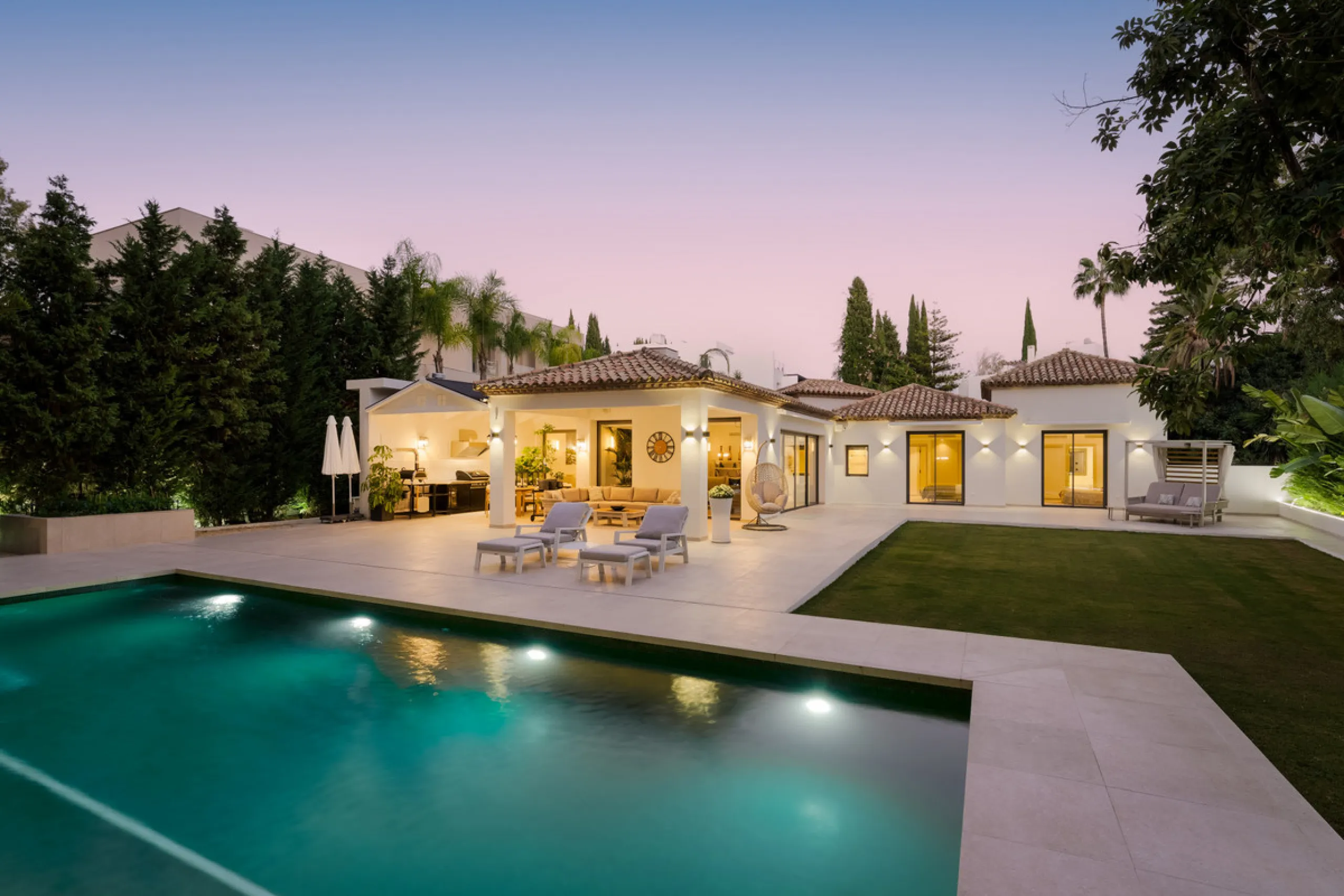 Elegant contemporary five bedroom villa for sale in the highly desirable neighbourhood of La Cerquilla, Nueva Andalucía. Renovated in 2025, this villa offers modern luxury living, functional design and elegant interior detailing.