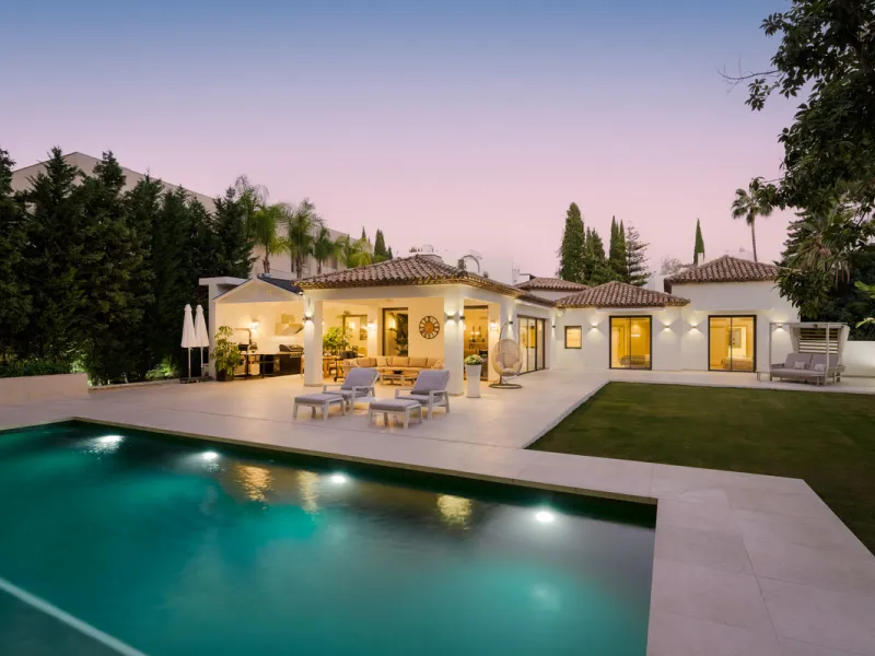 Elegant contemporary five bedroom villa for sale in the highly desirable neighbourhood of La Cerquilla, Nueva Andalucía. Renovated in 2025, this villa offers modern luxury living, functional design and elegant interior detailing.