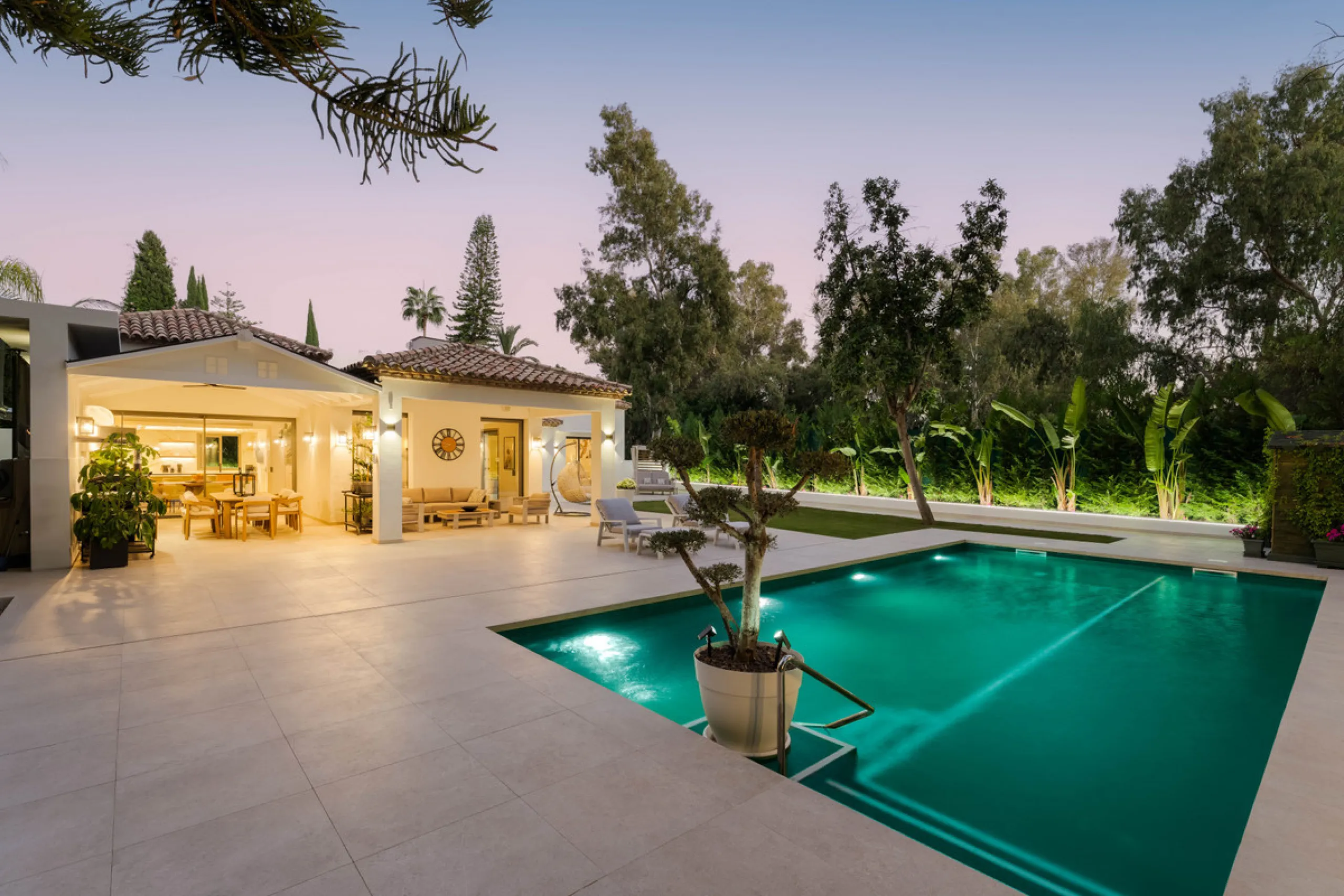 Elegant contemporary five bedroom villa for sale in the highly desirable neighbourhood of La Cerquilla, Nueva Andalucía. Renovated in 2025, this villa offers modern luxury living, functional design and elegant interior detailing.