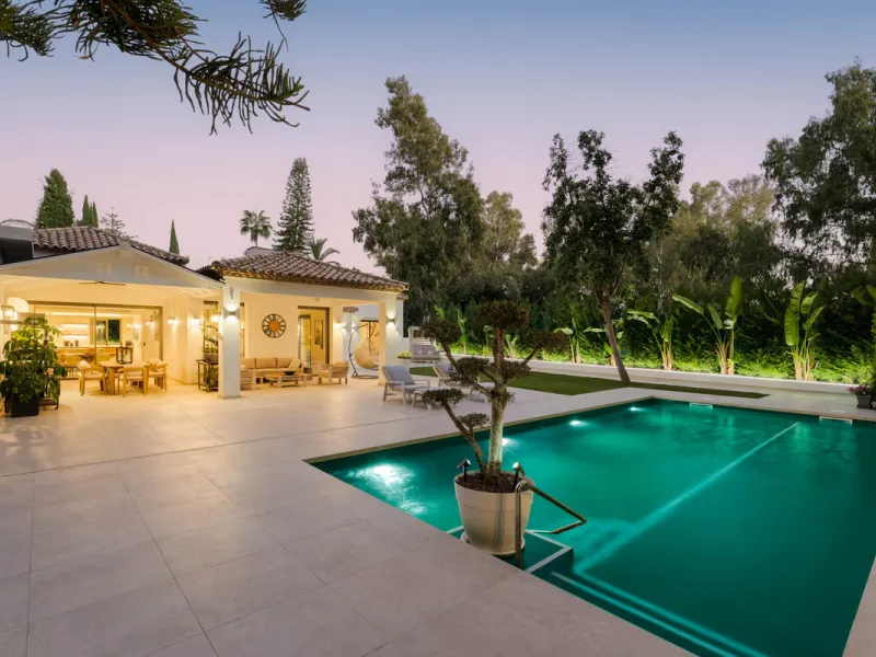 Elegant contemporary five bedroom villa for sale in the highly desirable neighbourhood of La Cerquilla, Nueva Andalucía. Renovated in 2025, this villa offers modern luxury living, functional design and elegant interior detailing.
