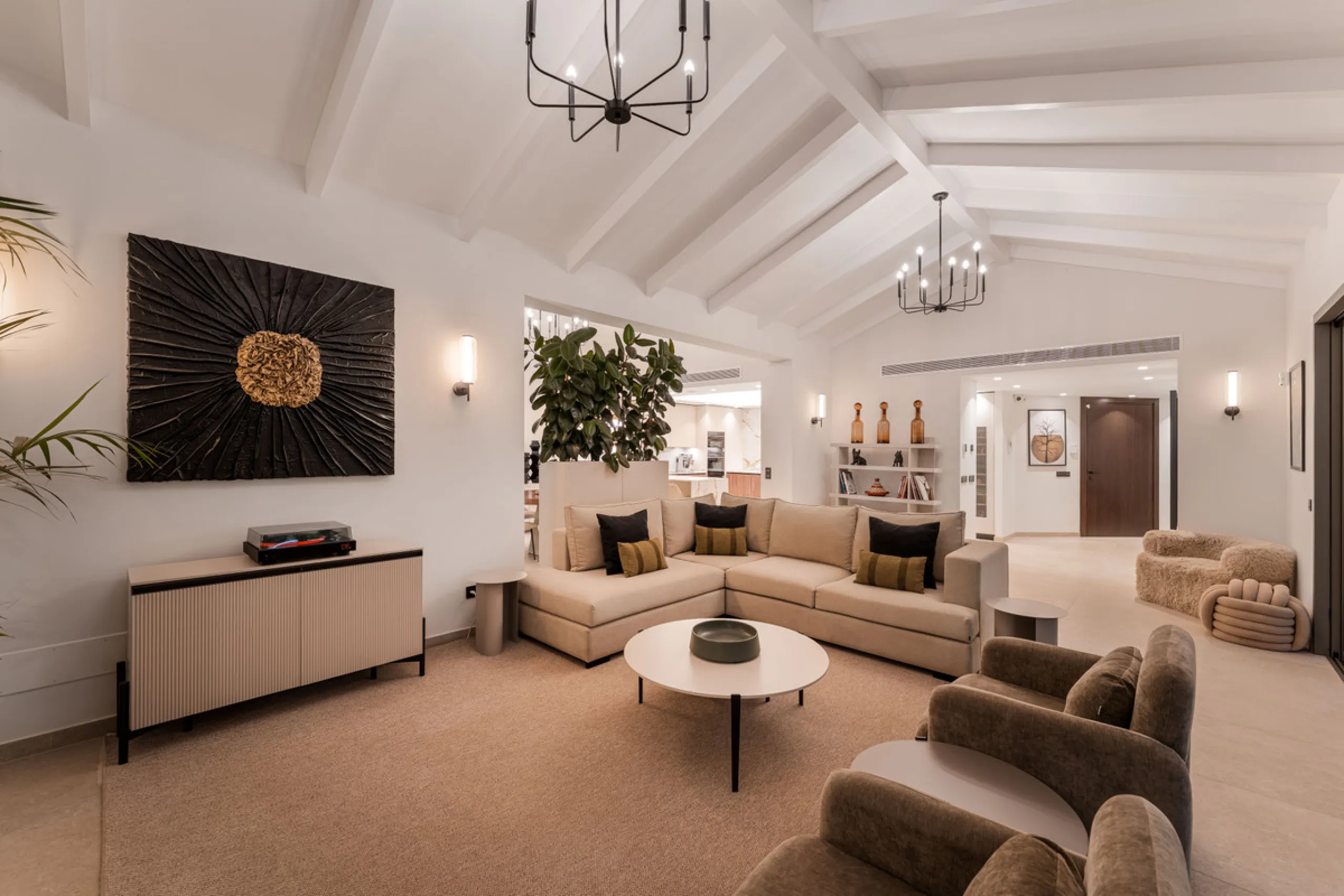 Elegant contemporary five bedroom villa for sale in the highly desirable neighbourhood of La Cerquilla, Nueva Andalucía. Renovated in 2025, this villa offers modern luxury living, functional design and elegant interior detailing.