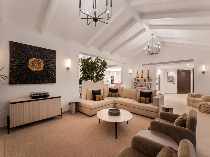 Elegant contemporary five bedroom villa for sale in the highly desirable neighbourhood of La Cerquilla, Nueva Andalucía. Renovated in 2025, this villa offers modern luxury living, functional design and elegant interior detailing.