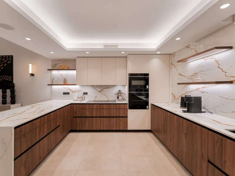 Elegant contemporary five bedroom villa for sale in the highly desirable neighbourhood of La Cerquilla, Nueva Andalucía. Renovated in 2025, this villa offers modern luxury living, functional design and elegant interior detailing.