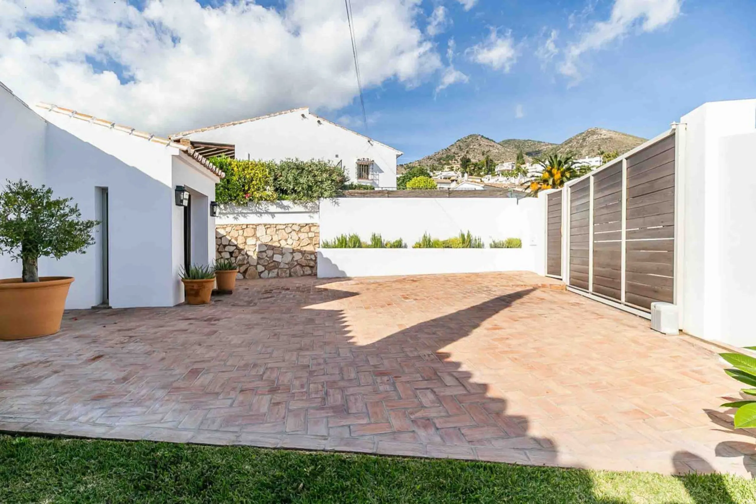 Mediterranean Luxury with Independent Andalusian Guest House – La Capellanía, Benalmádena