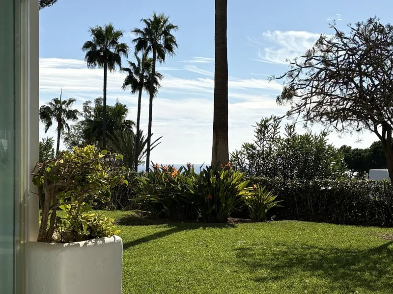 Beautiful ground floor apartment with its own garden and SEA VIEWS, an ideal place to enjoy holidays!
