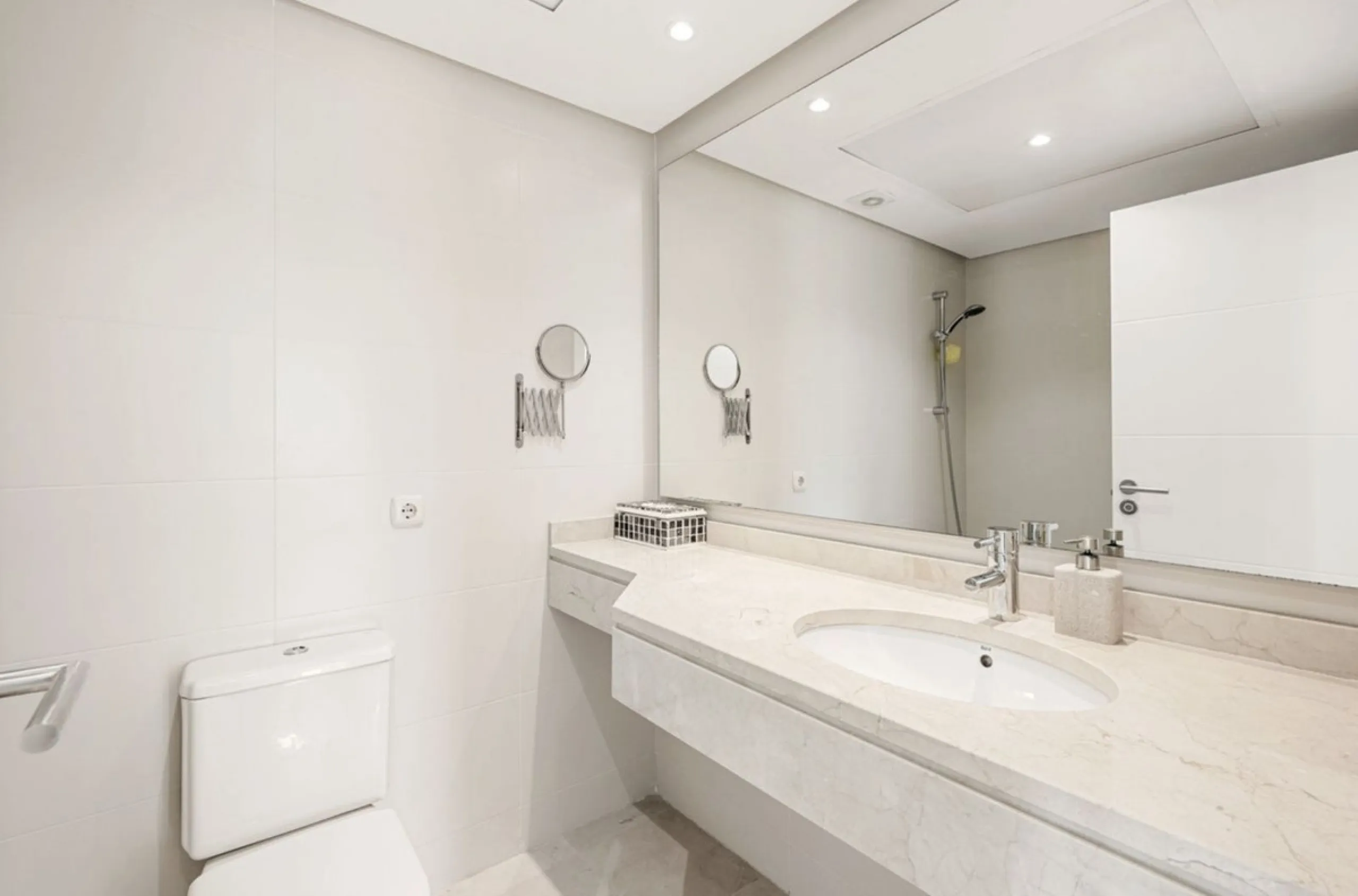 Located in the first phase of the gated Alcazaba Lagoon development, this bright and inviting first-floor apartment delivers an immediate sense of relaxation. The community enjoys a privileged setting just a short drive from Estepona centre, the beach, an