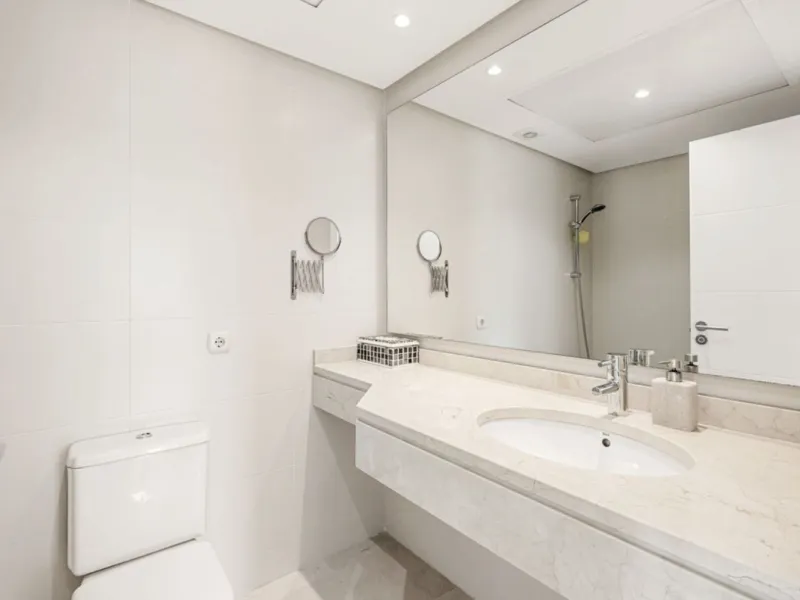 Located in the first phase of the gated Alcazaba Lagoon development, this bright and inviting first-floor apartment delivers an immediate sense of relaxation. The community enjoys a privileged setting just a short drive from Estepona centre, the beach, an
