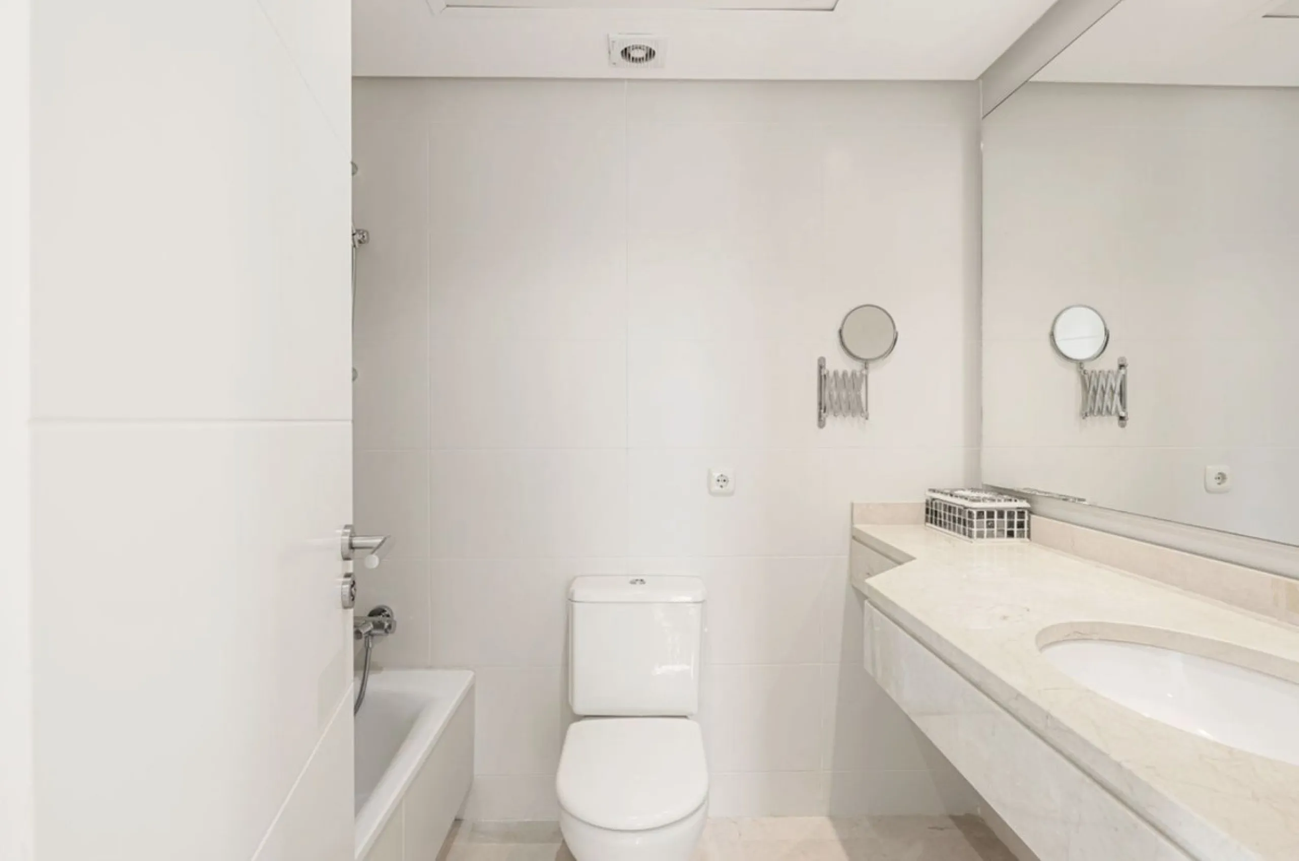Located in the first phase of the gated Alcazaba Lagoon development, this bright and inviting first-floor apartment delivers an immediate sense of relaxation. The community enjoys a privileged setting just a short drive from Estepona centre, the beach, an
