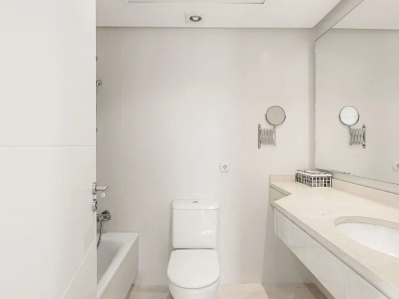 Located in the first phase of the gated Alcazaba Lagoon development, this bright and inviting first-floor apartment delivers an immediate sense of relaxation. The community enjoys a privileged setting just a short drive from Estepona centre, the beach, an