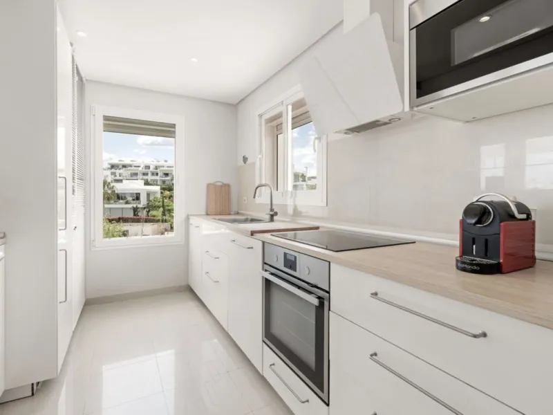 Located in the first phase of the gated Alcazaba Lagoon development, this bright and inviting first-floor apartment delivers an immediate sense of relaxation. The community enjoys a privileged setting just a short drive from Estepona centre, the beach, an