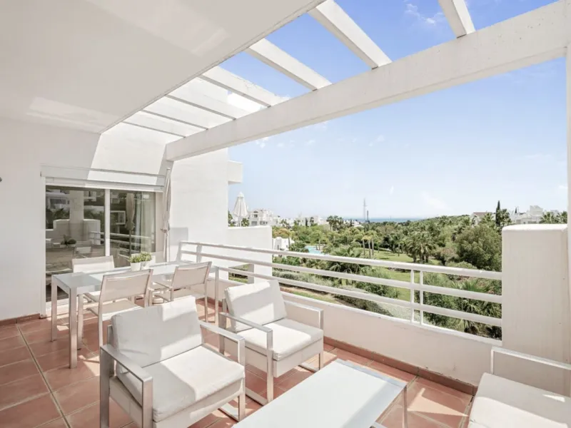 Located in the first phase of the gated Alcazaba Lagoon development, this bright and inviting first-floor apartment delivers an immediate sense of relaxation. The community enjoys a privileged setting just a short drive from Estepona centre, the beach, an