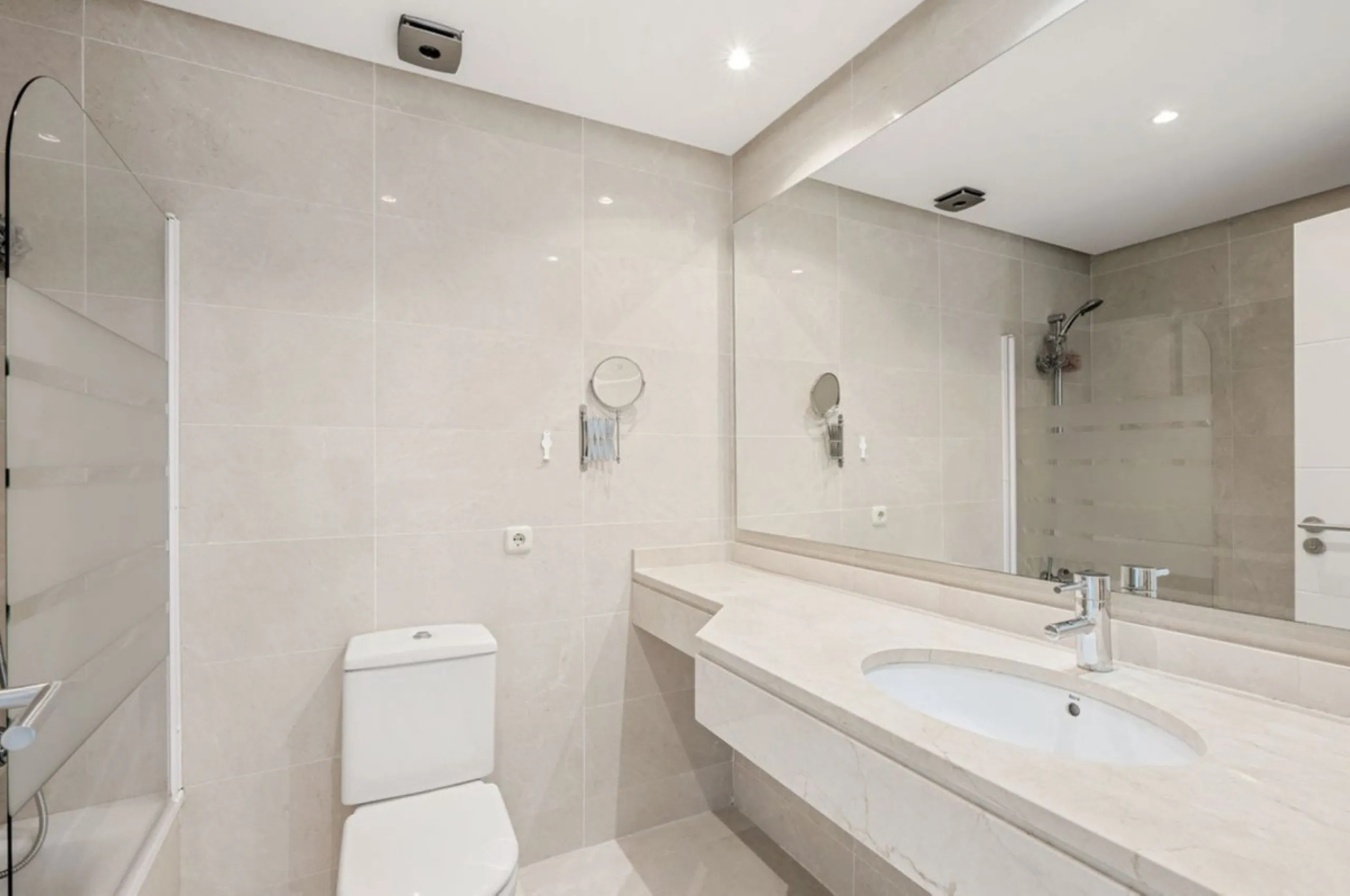 Located in the first phase of the gated Alcazaba Lagoon development, this bright and inviting first-floor apartment delivers an immediate sense of relaxation. The community enjoys a privileged setting just a short drive from Estepona centre, the beach, an
