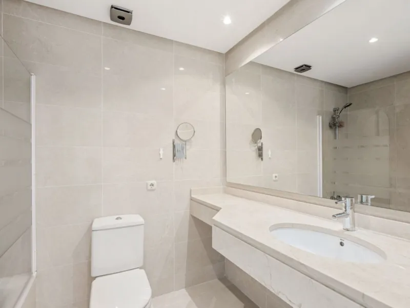 Located in the first phase of the gated Alcazaba Lagoon development, this bright and inviting first-floor apartment delivers an immediate sense of relaxation. The community enjoys a privileged setting just a short drive from Estepona centre, the beach, an