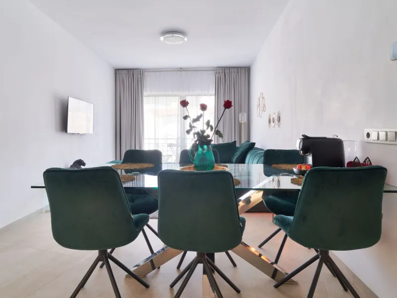 Discover this charming apartment located in Marbella Center, in the heart of the Old Town, one of the most charming and sought-after areas of the city. Located on the second floor with elevator of a quiet building, this property offers a spacious and brig