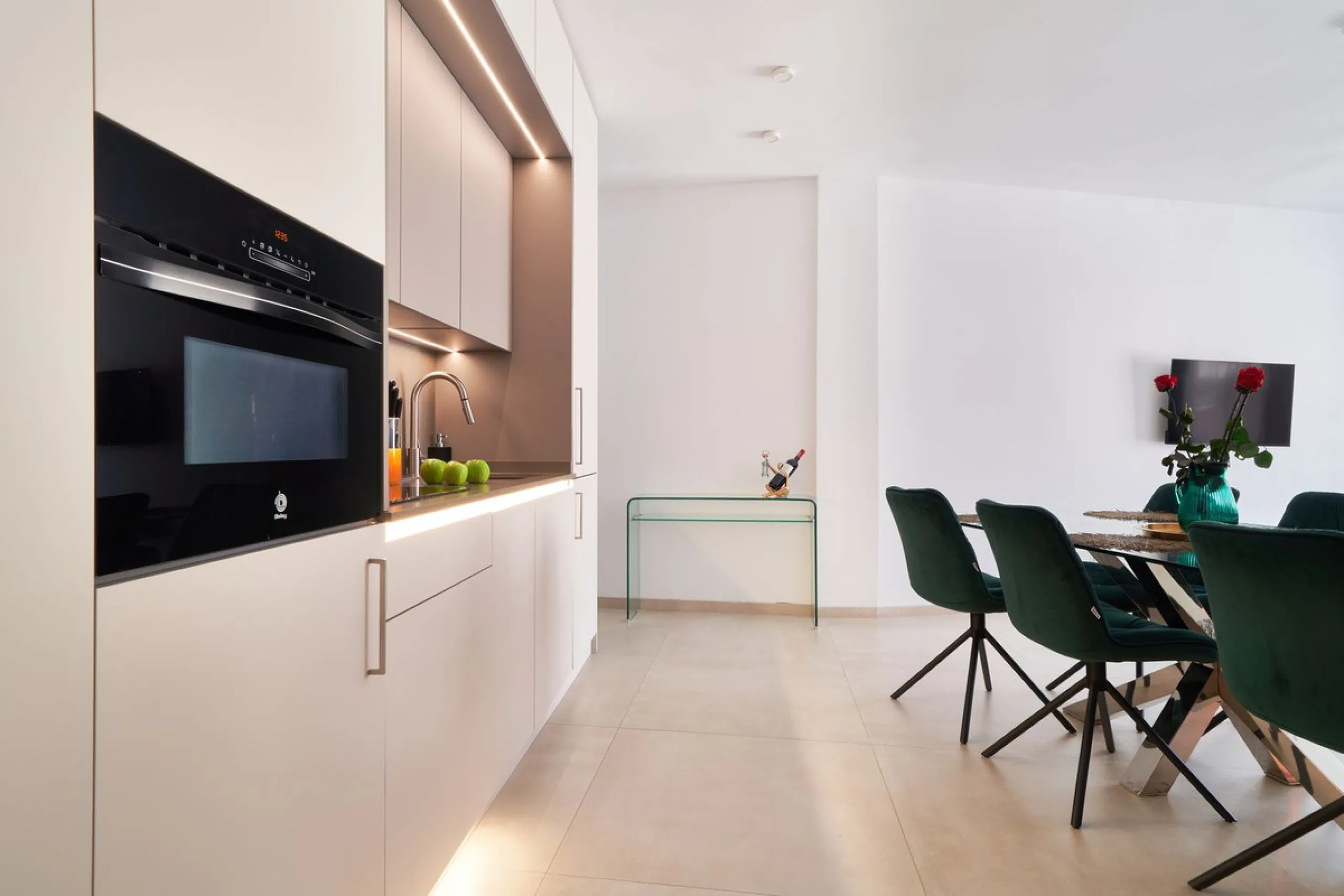 Apartment - Middle Floor Apartment в продаже в Marbella, Málaga. В доме 3 спален и 2 ванных комнат. Площадь дома 83 м²