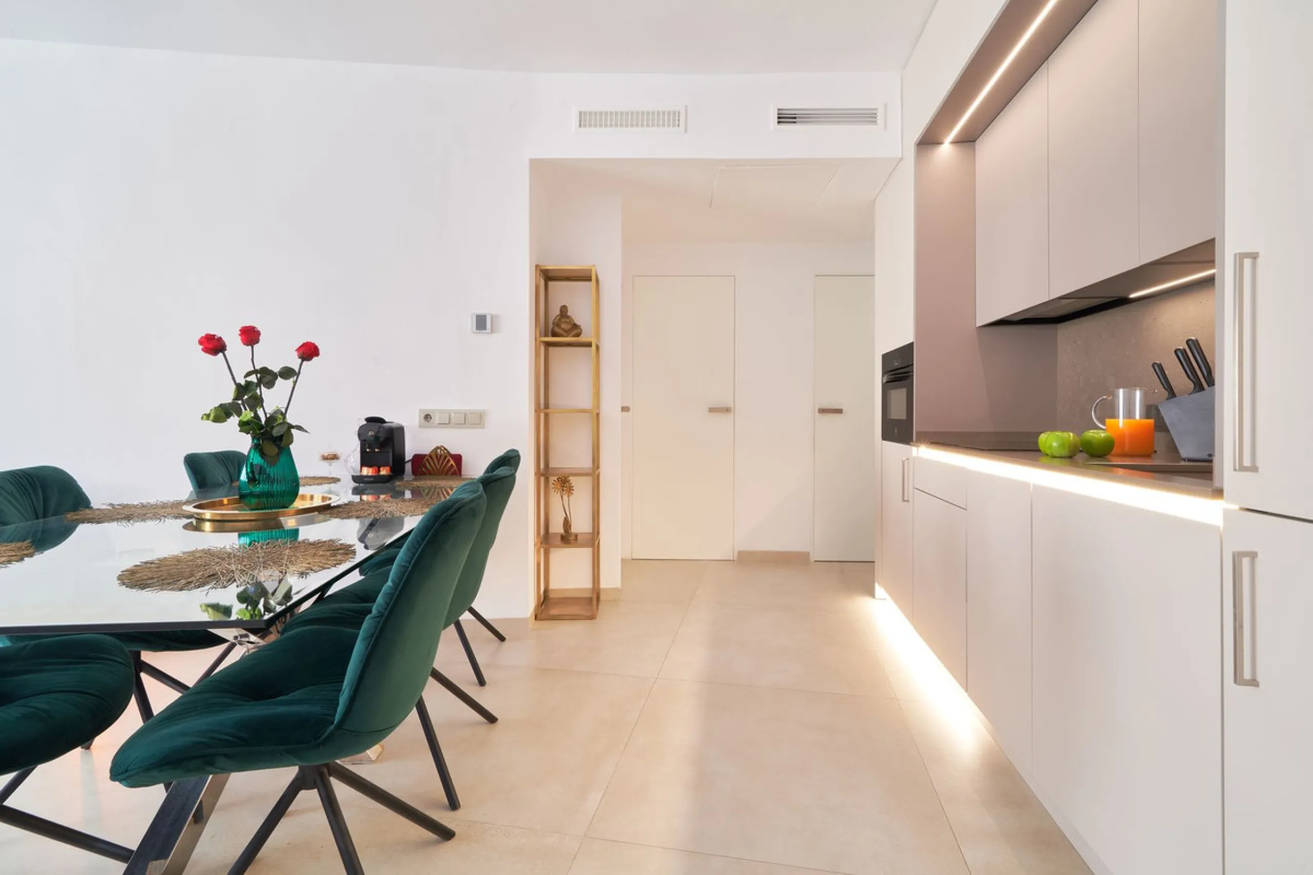 Apartment - Middle Floor Apartment в продаже в Marbella, Málaga. В доме 3 спален и 2 ванных комнат. Площадь дома 83 м²