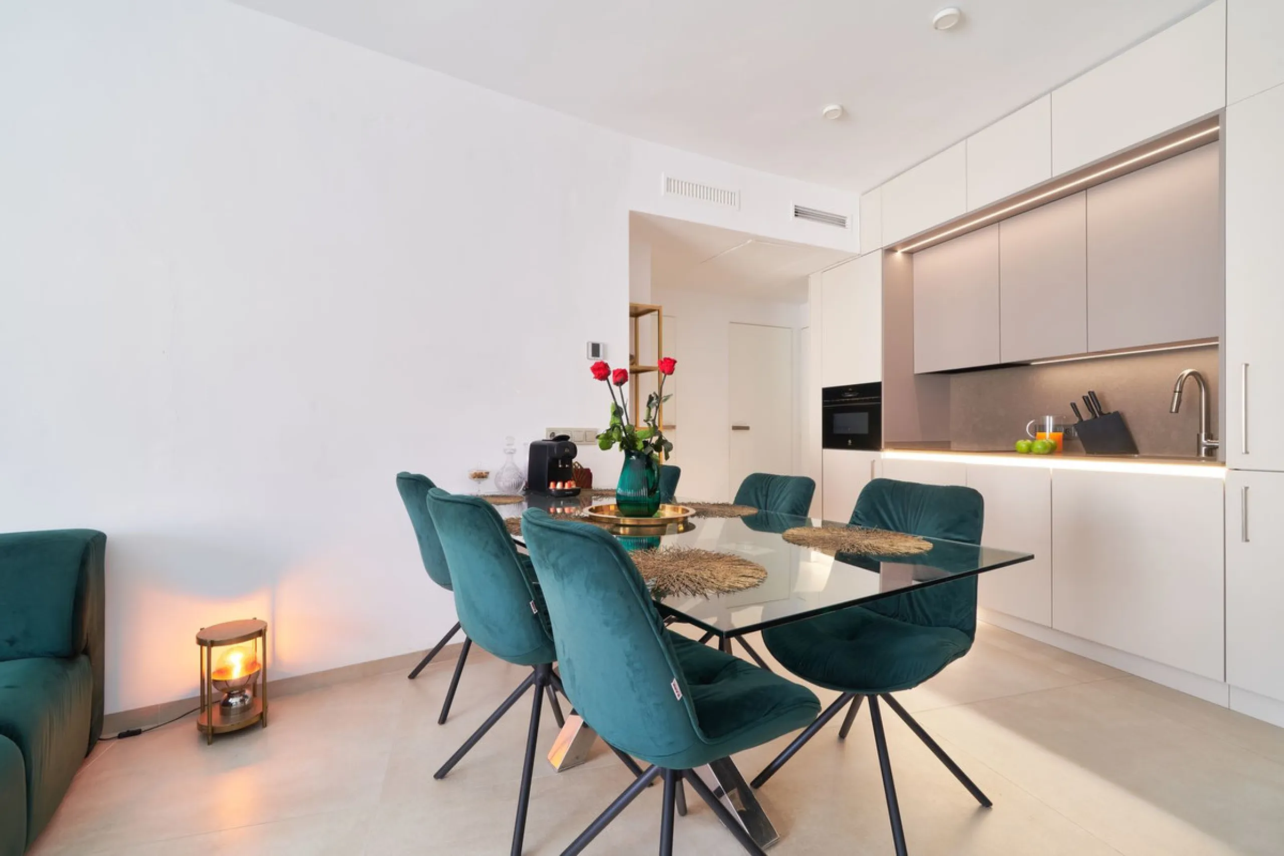 Apartment - Middle Floor Apartment в продаже в Marbella, Málaga. В доме 3 спален и 2 ванных комнат. Площадь дома 83 м²