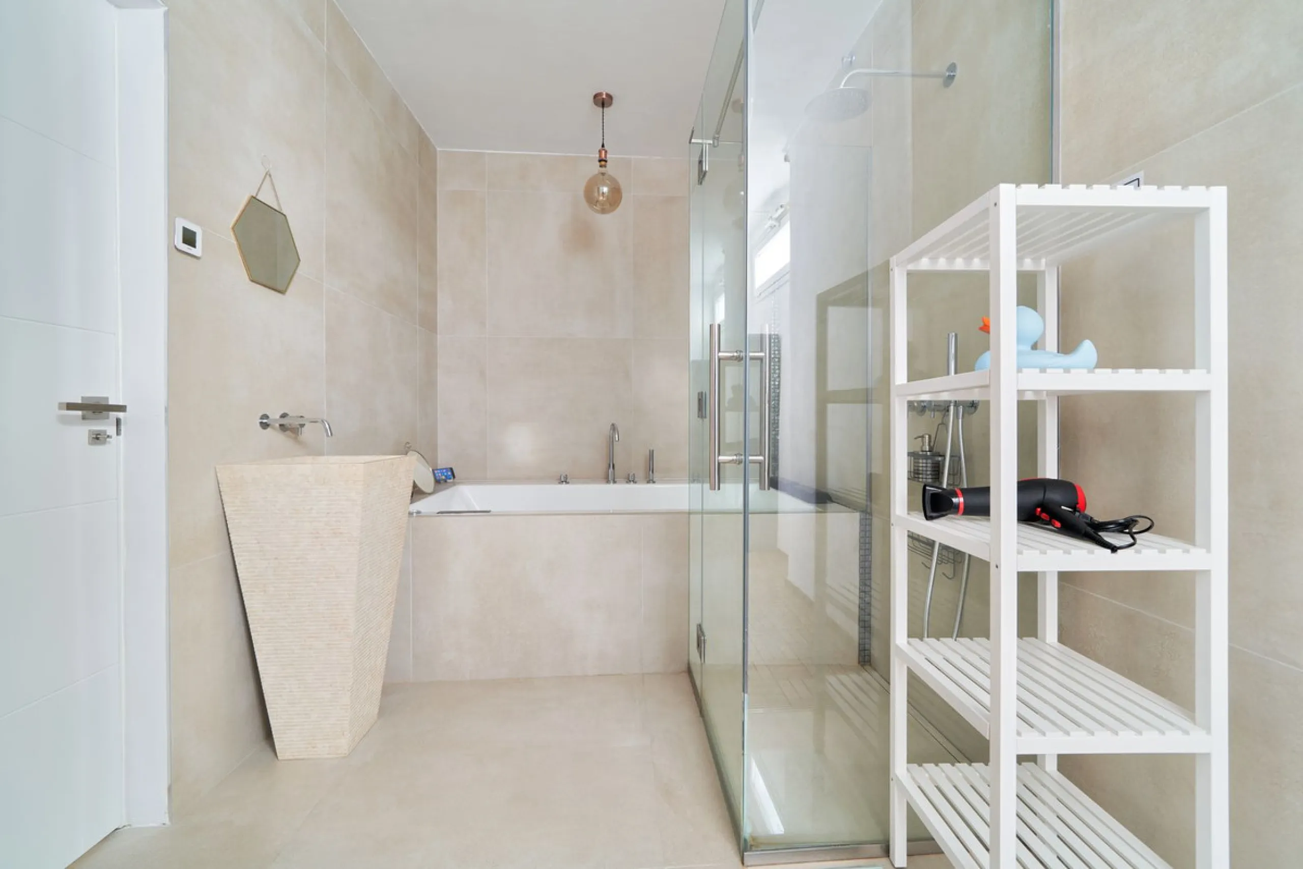 Apartment - Middle Floor Apartment в продаже в Marbella, Málaga. В доме 3 спален и 2 ванных комнат. Площадь дома 83 м²