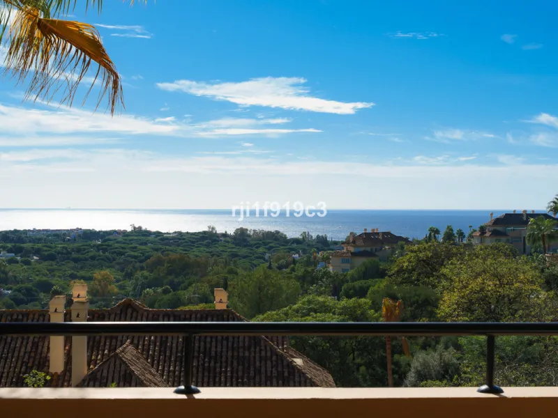 Elegance, comfort, and sea views in Elviria Hills – Marbella East