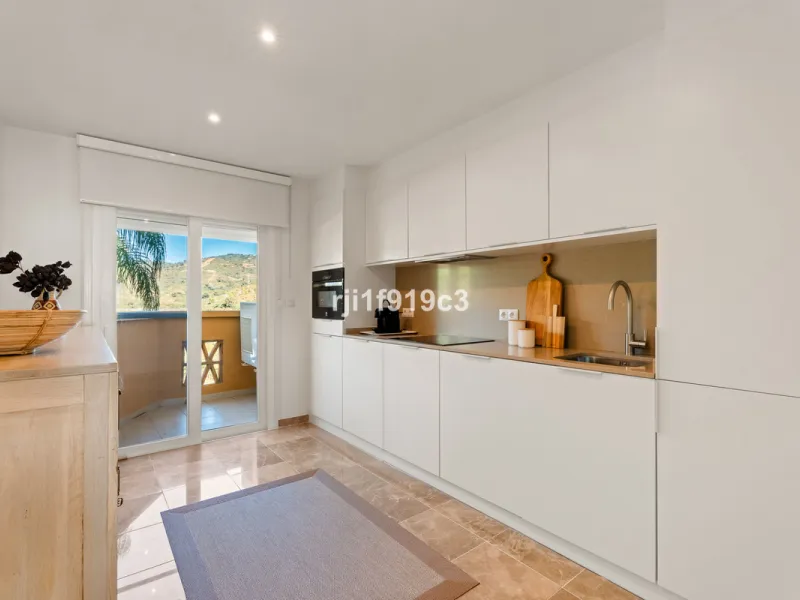 Elegance, comfort, and sea views in Elviria Hills – Marbella East