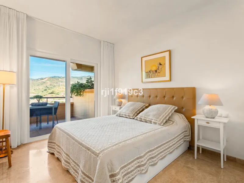 Elegance, comfort, and sea views in Elviria Hills – Marbella East