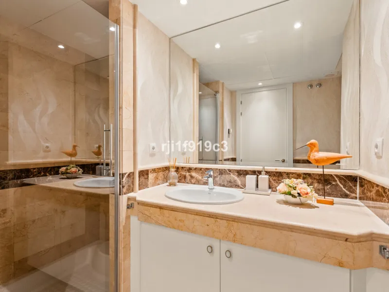 Elegance, comfort, and sea views in Elviria Hills – Marbella East