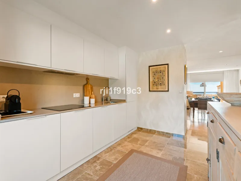 Elegance, comfort, and sea views in Elviria Hills – Marbella East