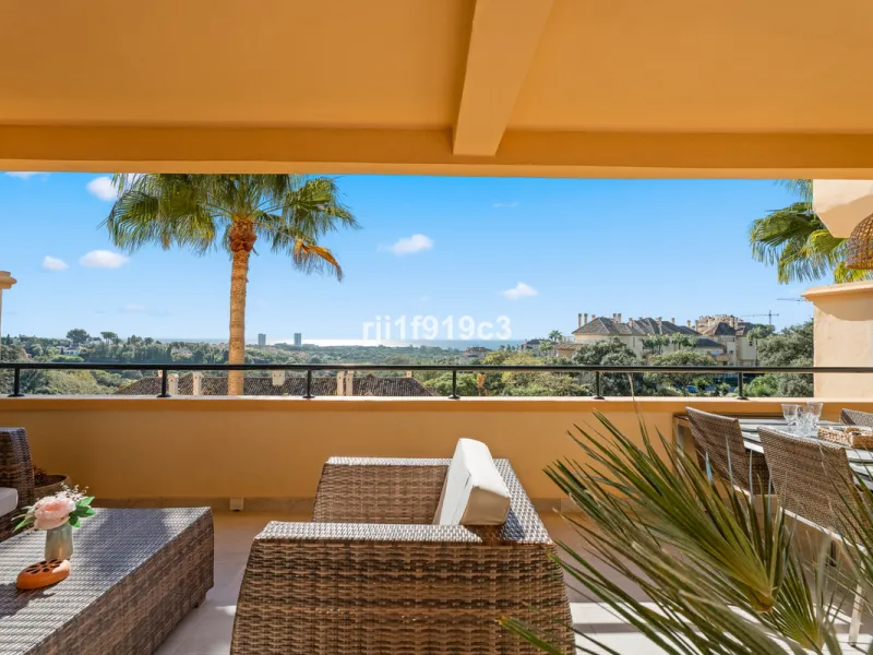 Elegance, comfort, and sea views in Elviria Hills – Marbella East