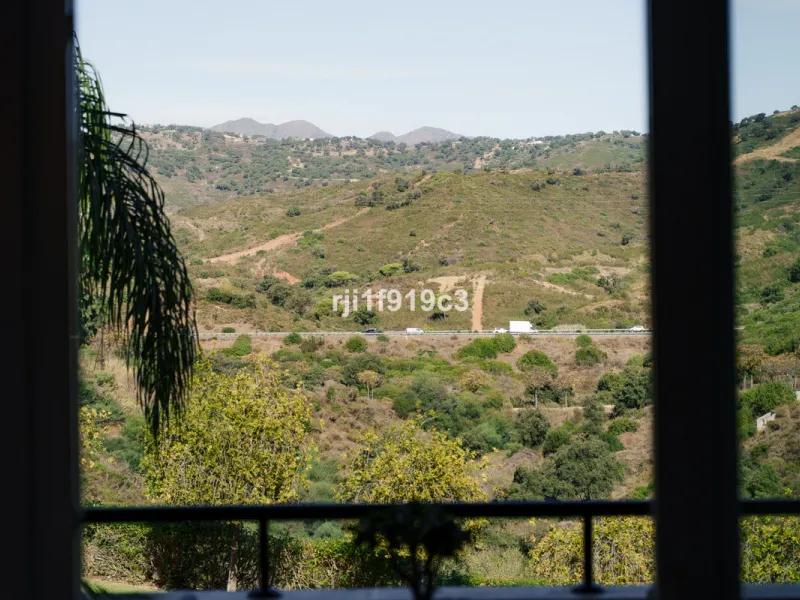 Elegance, comfort, and sea views in Elviria Hills – Marbella East